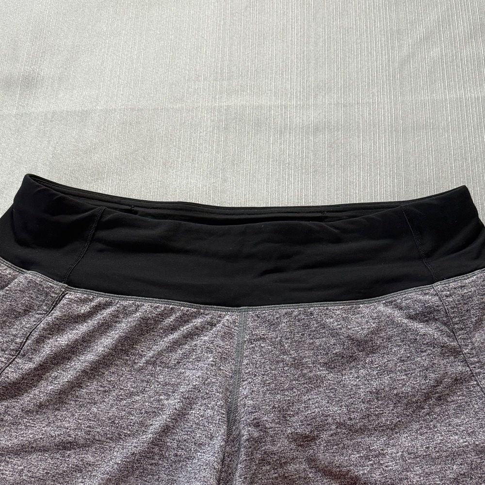 Lululemon Women's Heather Gray and Black Speed Up High Rise 2.5” Shorts Size 8 - Picture 6 of 6